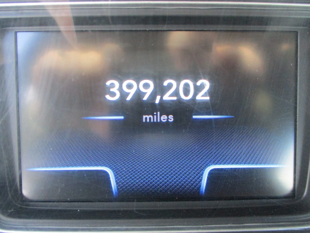 2019 International LT - image 16