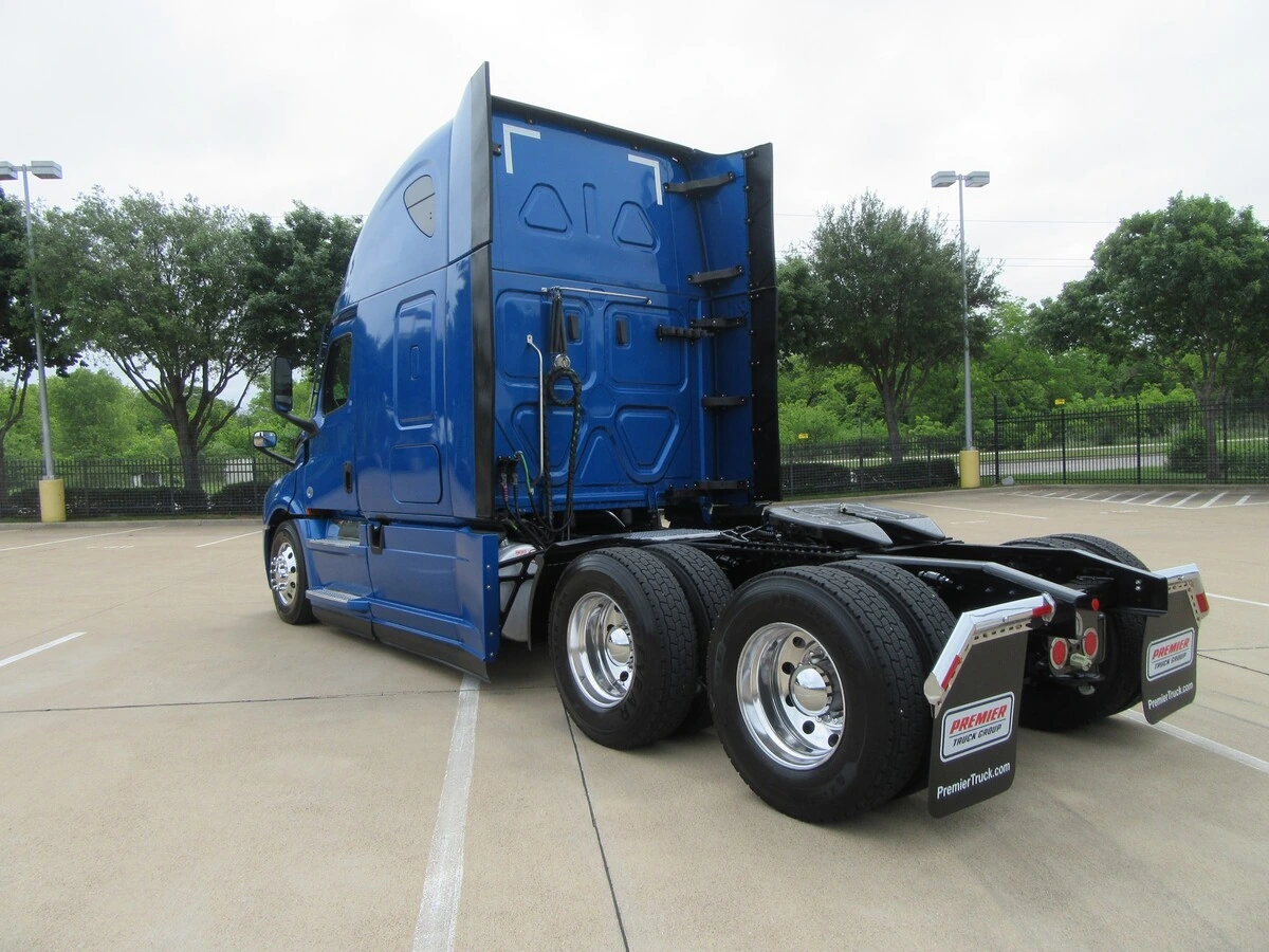 2022 Freightliner Cascadia — photo 3