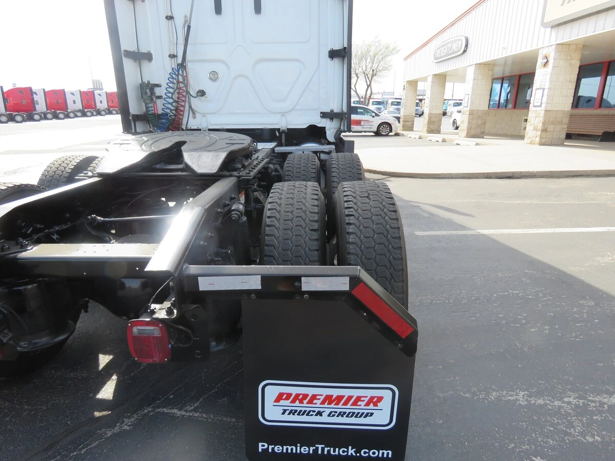 2023 Freightliner Cascadia - image 6