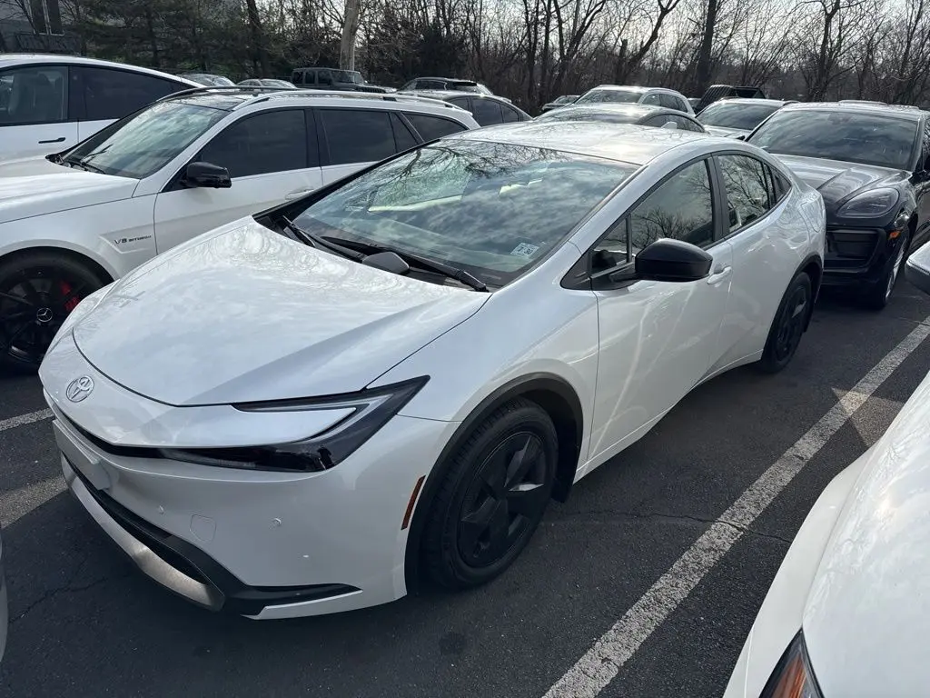 2025 Toyota Prius SE's photo