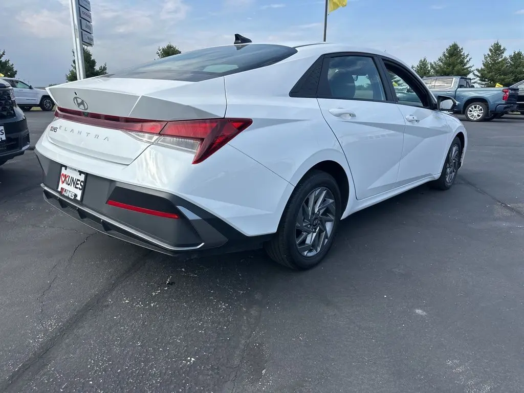 2024 Hyundai Elantra SEL photo 7