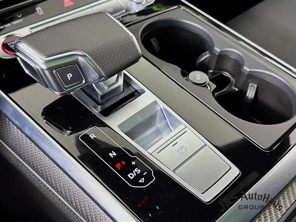 2023 Audi RS Q8 photo 17