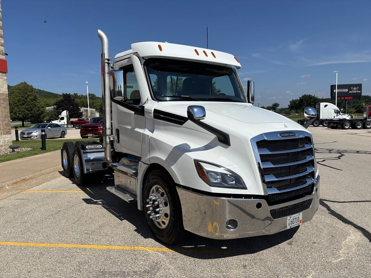 2025 Freightliner Cascadia — photo 3