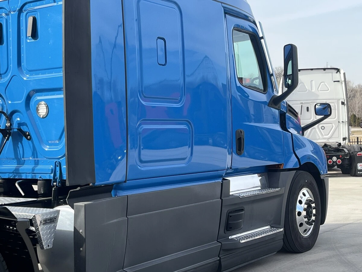 2022 Freightliner Cascadia - image 8