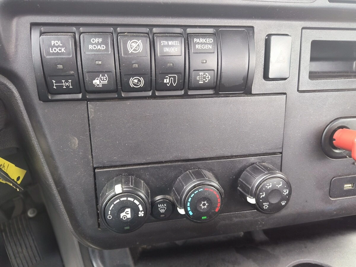 2020 International LT - image 4