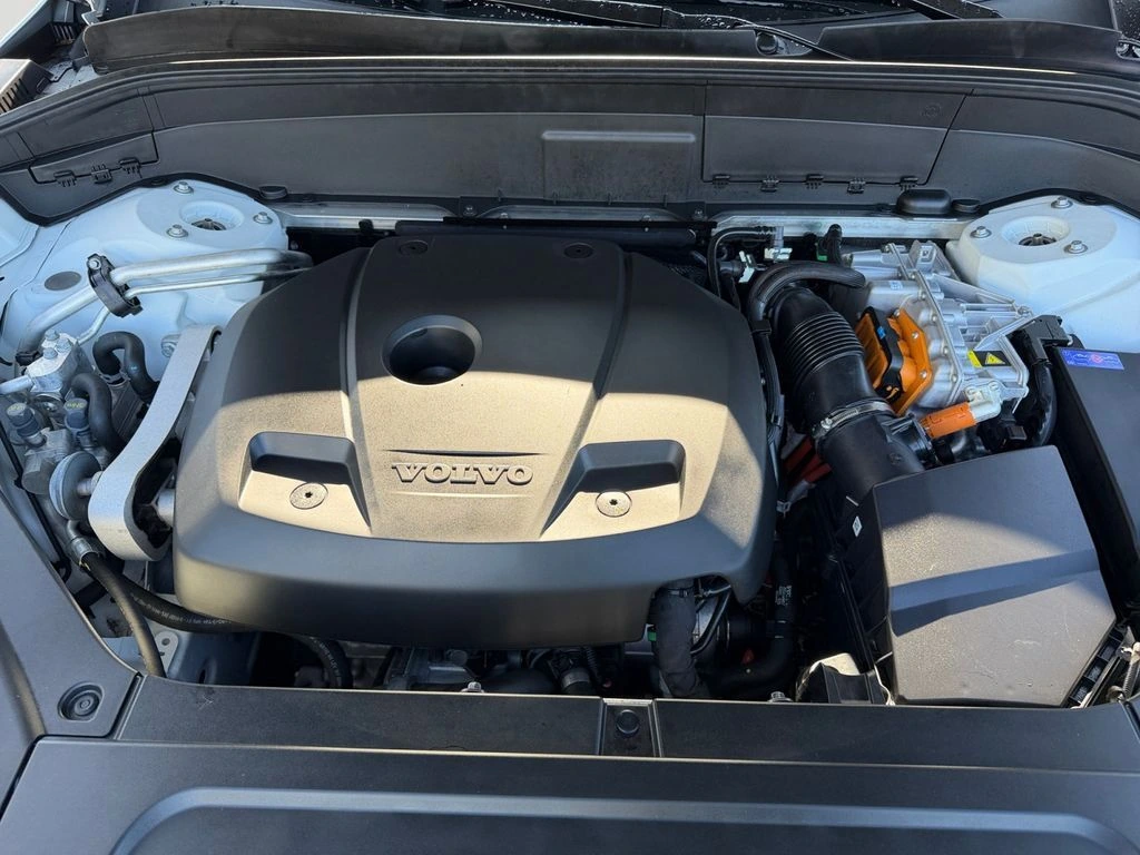 2025 Volvo - image 29