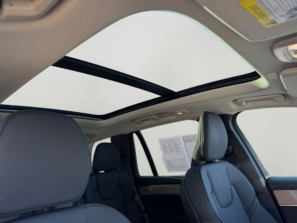 2025 Volvo - image 7