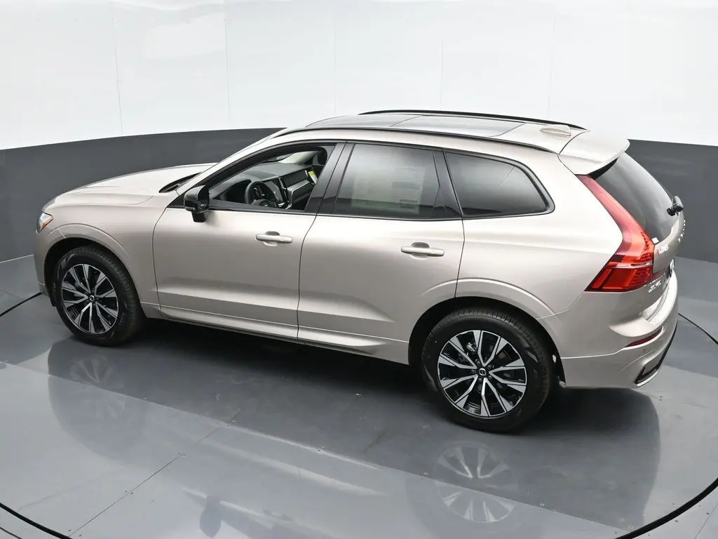 2025 Volvo - image 36