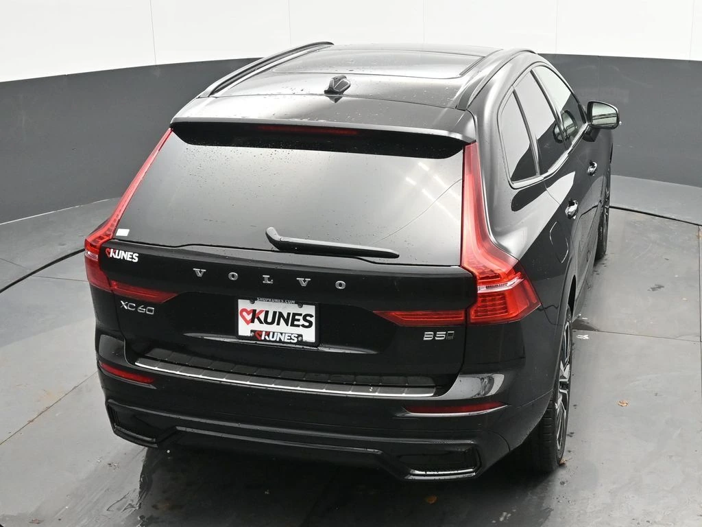 2025 Volvo - image 33