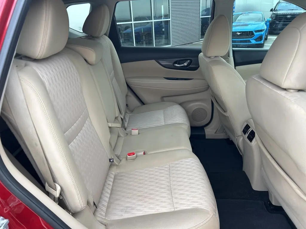 2018 Nissan Rogue SV photo 11