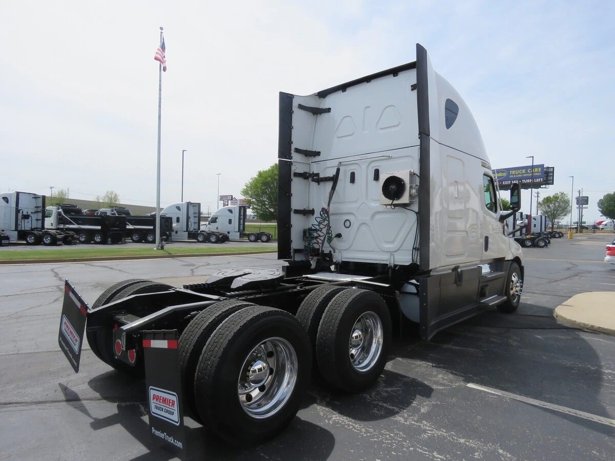 2023 Freightliner Cascadia - image 7