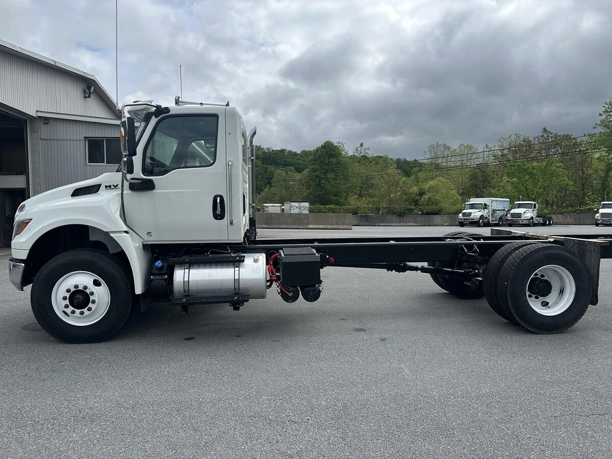 2025 International MV - image 3