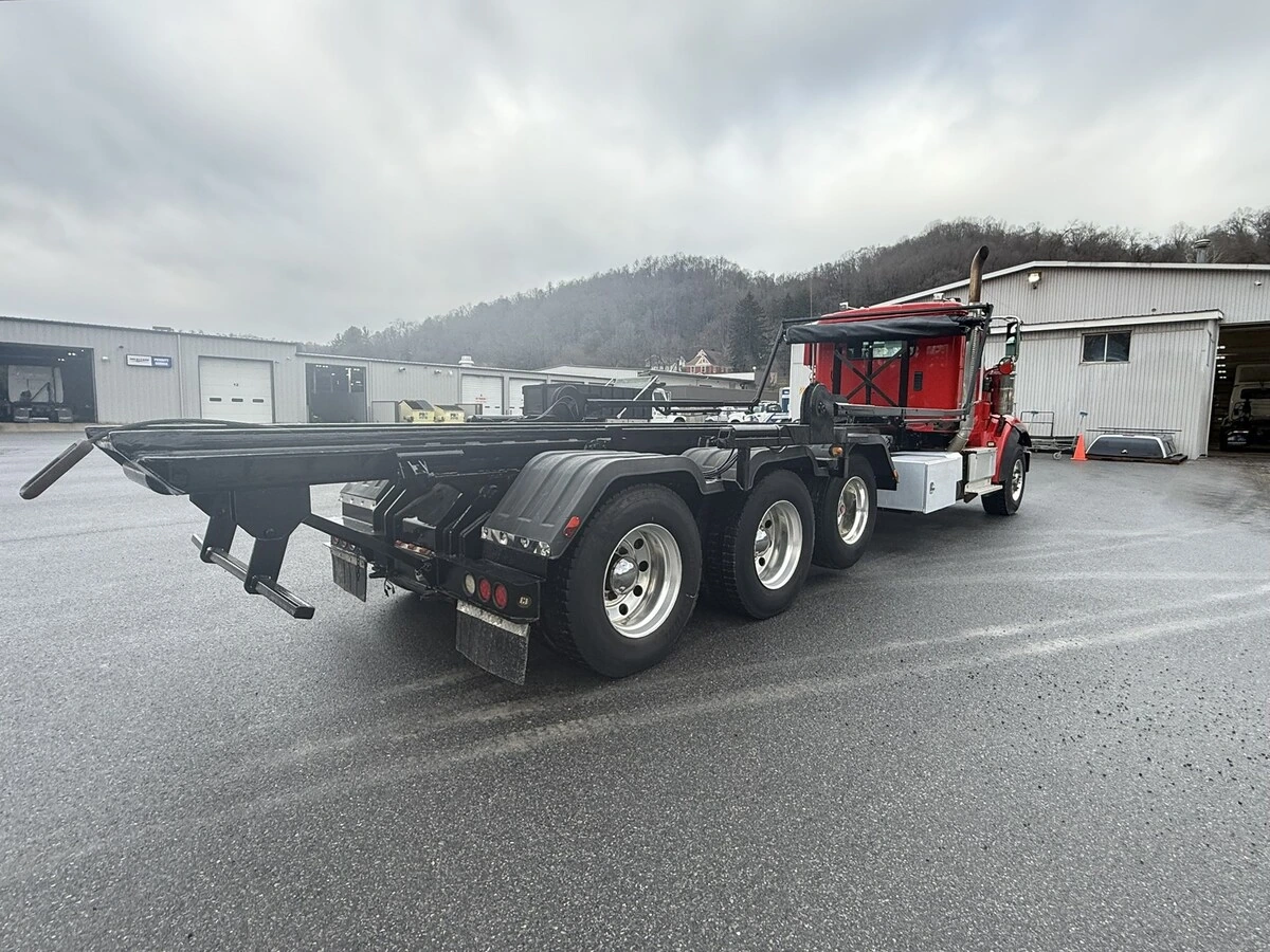 2016 International - image 5