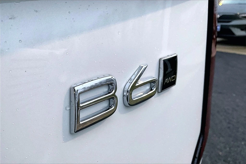 2026 Volvo - image 8