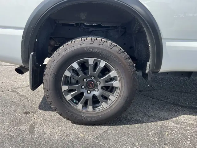 2024 Nissan Titan Crew Cab PRO-4X photo 9