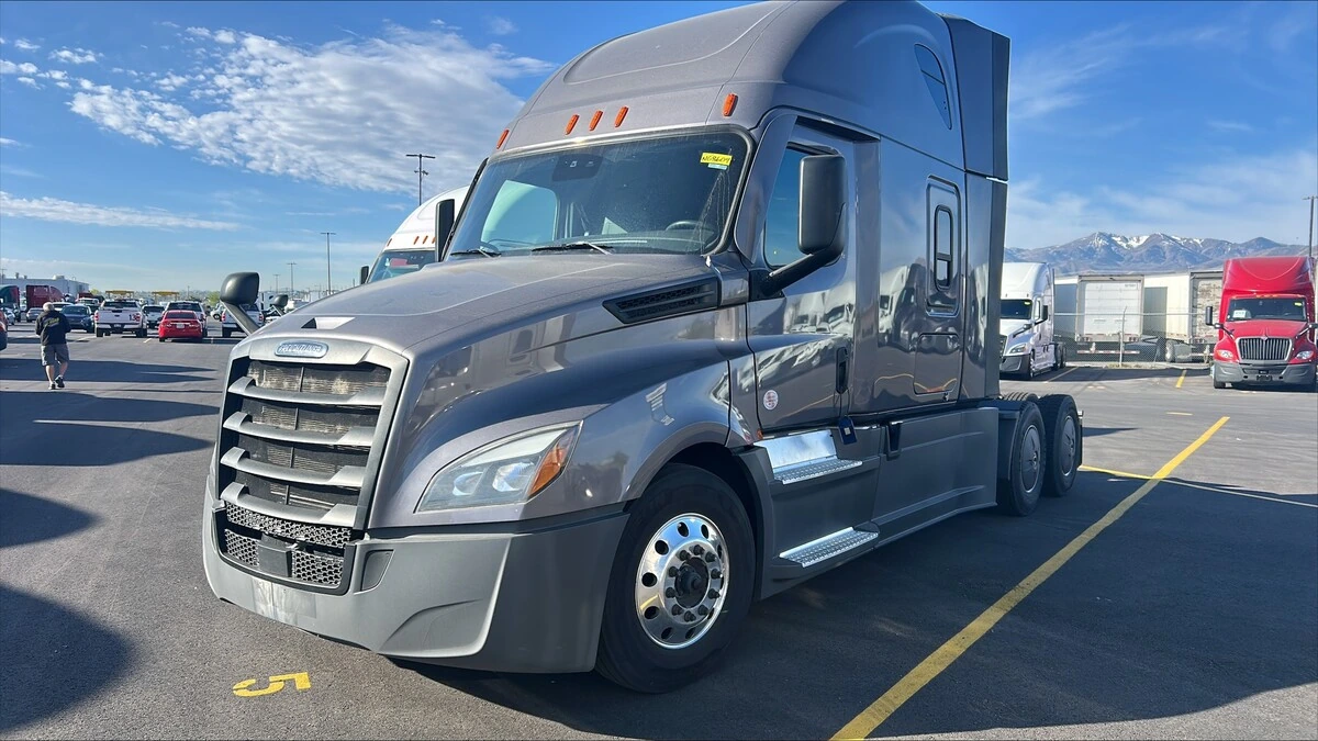 2022 Freightliner Cascadia - image 1