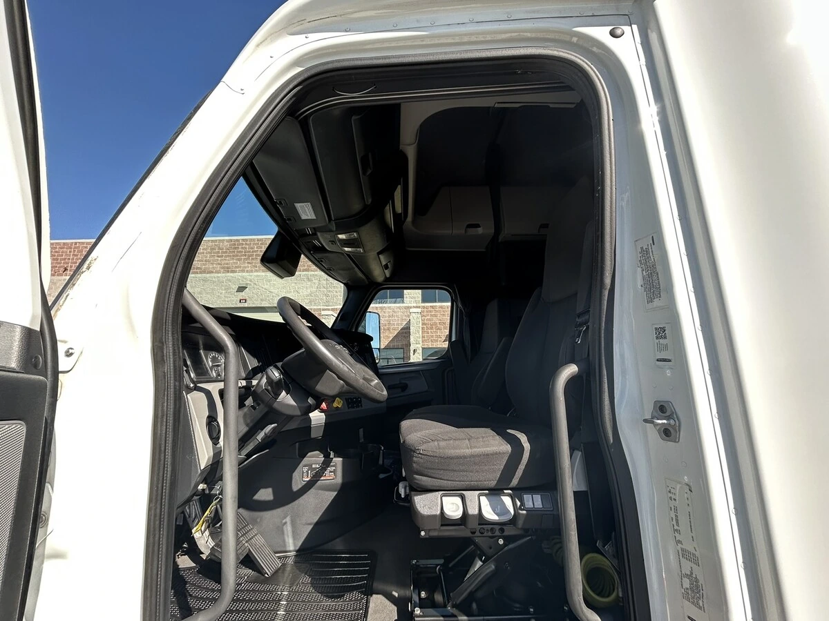 2022 Freightliner Cascadia - image 13