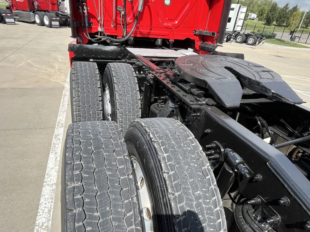 2022 Freightliner Cascadia — photo 6