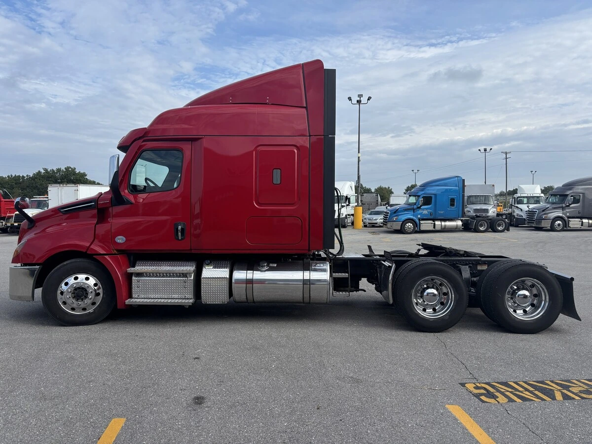 2024 Freightliner Cascadia — photo 8