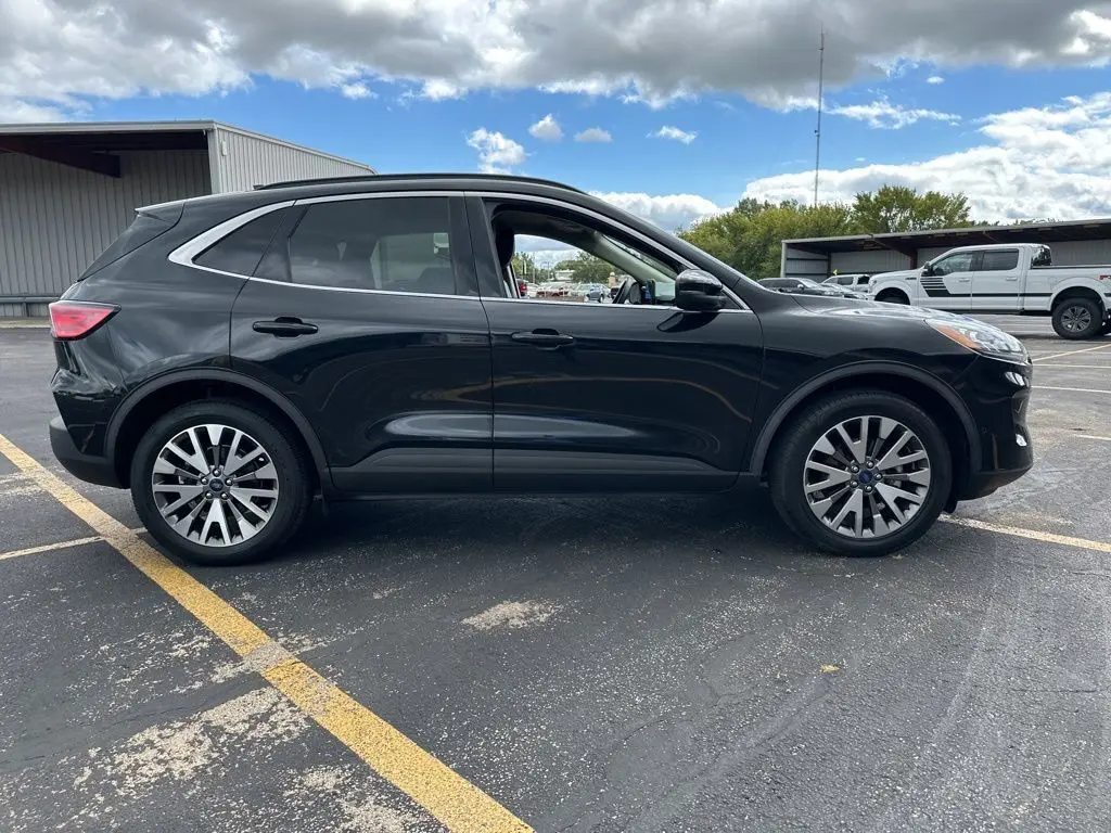 2020 Ford Escape Titanium photo 2