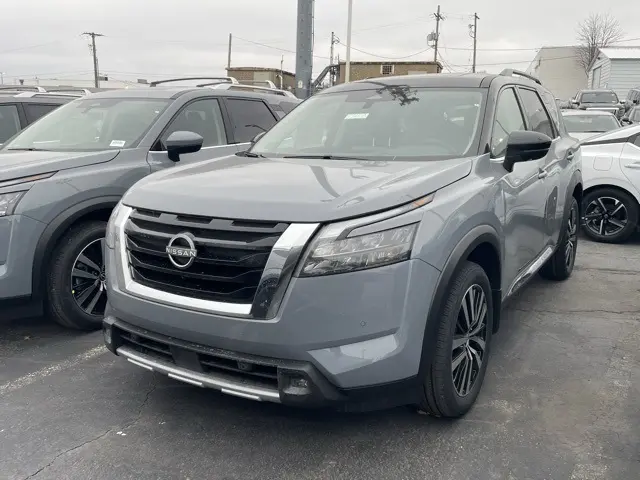 2025 Nissan Pathfinder Platinum's photo