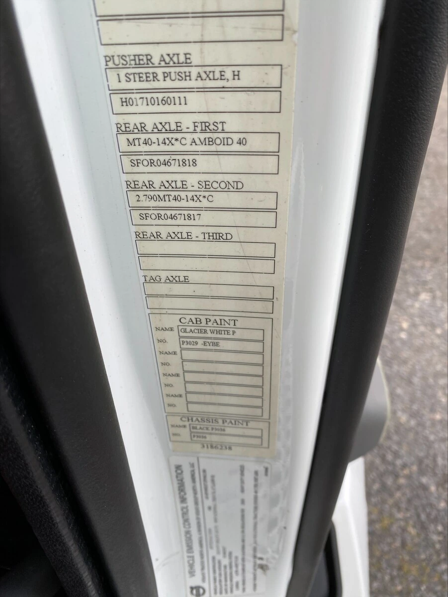 2018 Volvo VNL 860 - image 16