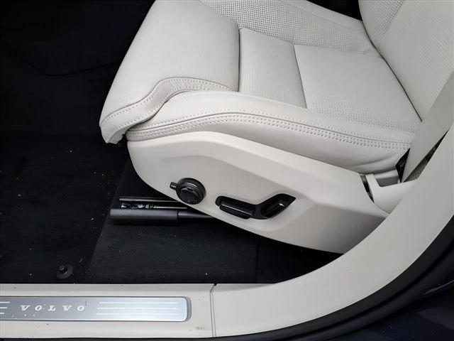 2026 Volvo - image 13