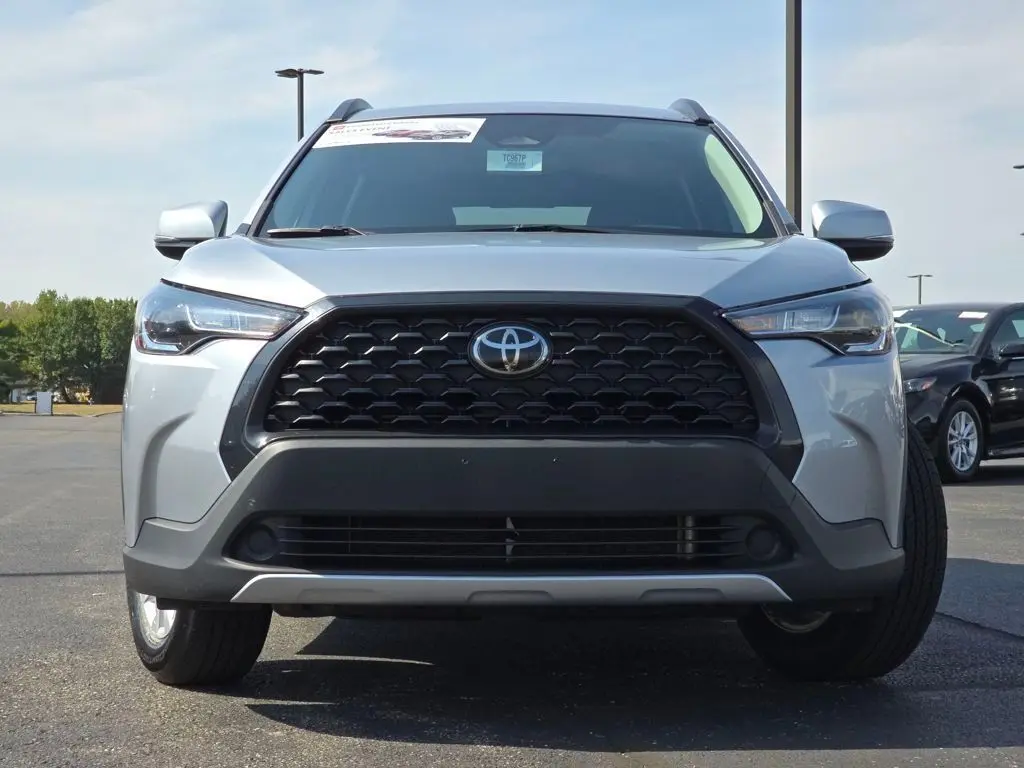2024 Toyota Corolla Cross LE photo 11