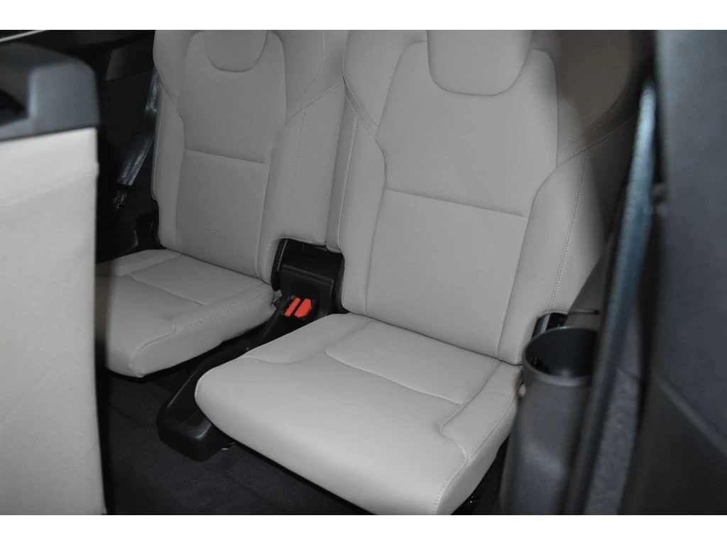 2026 Volvo - image 15