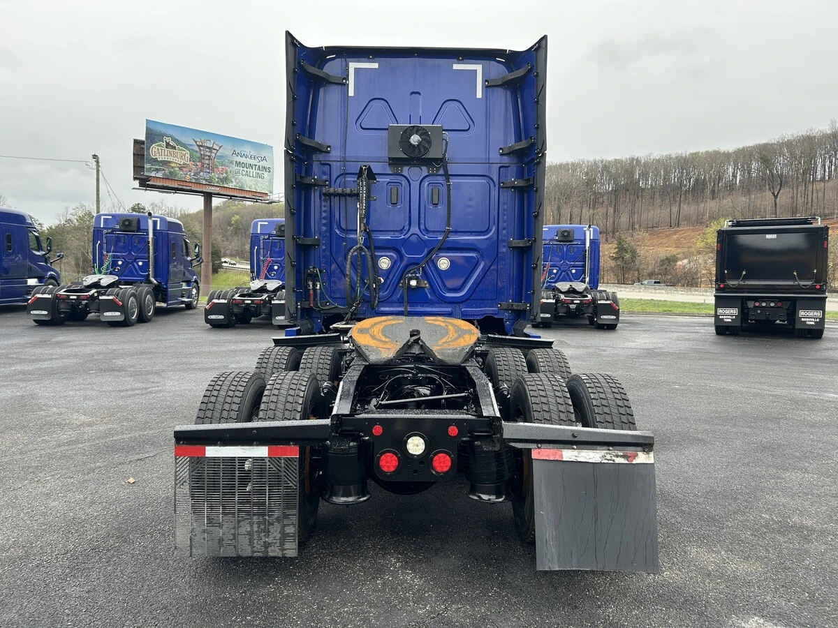 2022 Freightliner Cascadia - image 4