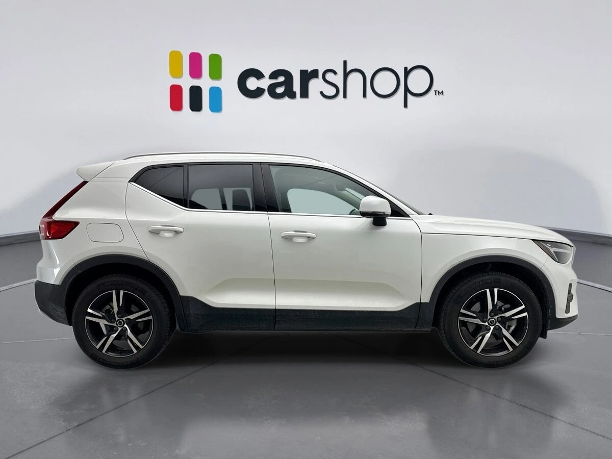 2025 Volvo - image 3