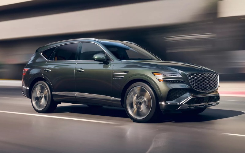 Can the 2026 Genesis GV80 tow a midsize boat or camper near Hutchinson, KS?