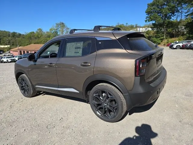2026 Nissan Kicks SR photo 3