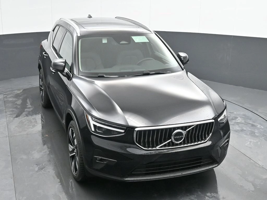2025 Volvo - image 32