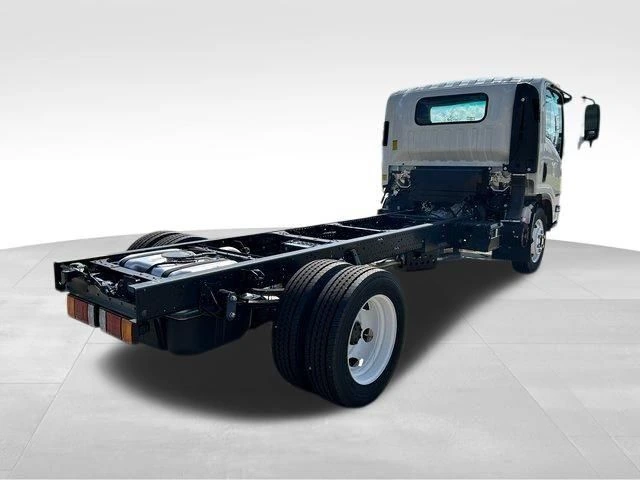 2024 Isuzu NPR - image 8