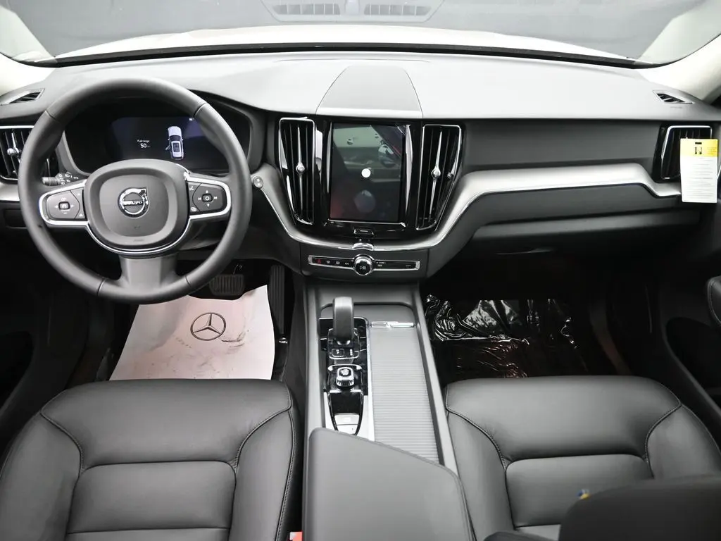 2025 Volvo - image 20