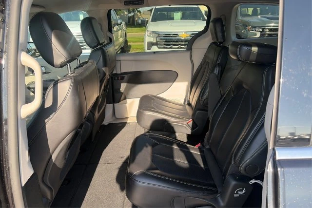 2024 Chrysler Pacifica Touring L - Photo 10