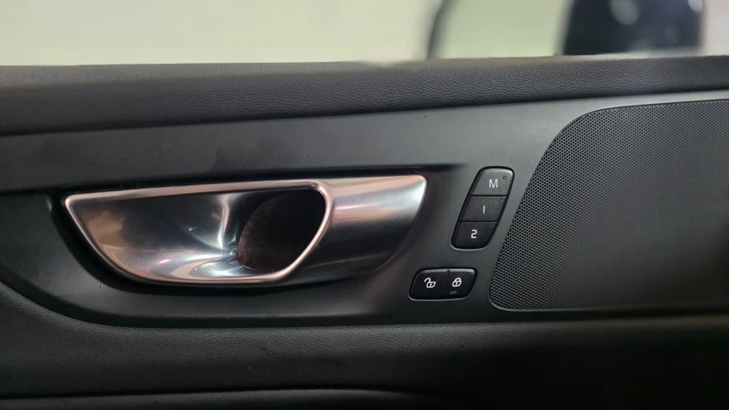 2025 Volvo - image 23