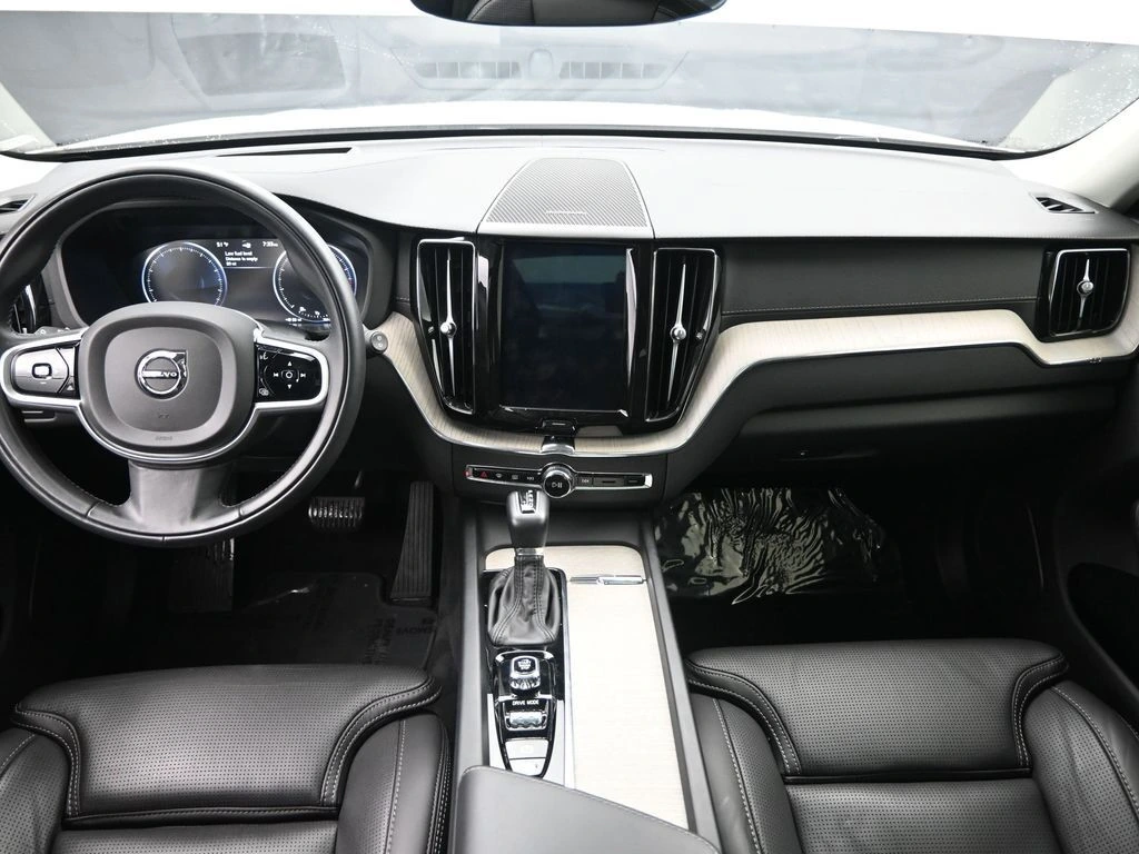 2020 Volvo - image 25
