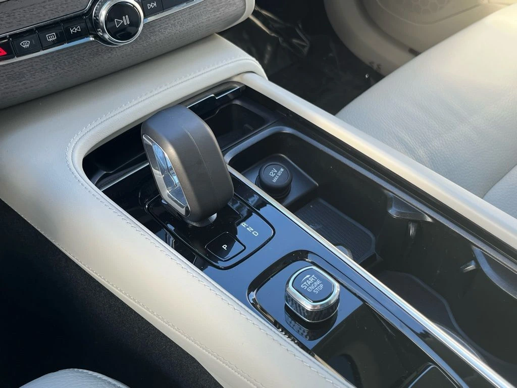 2025 Volvo - image 21