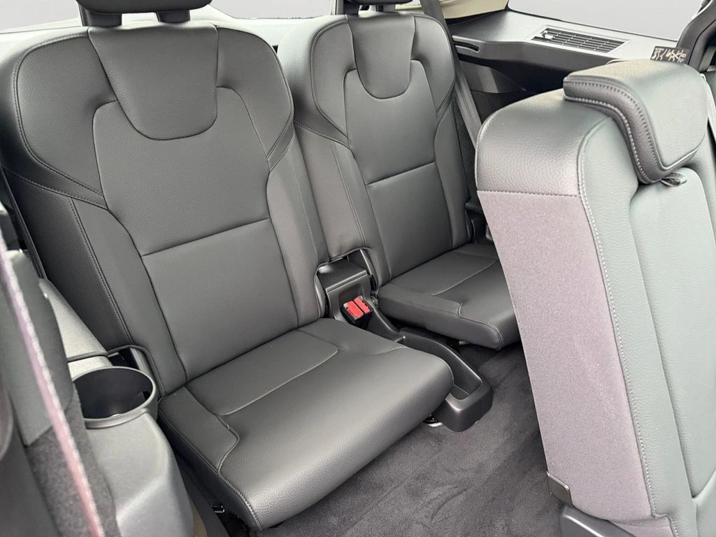 2025 Volvo - image 9