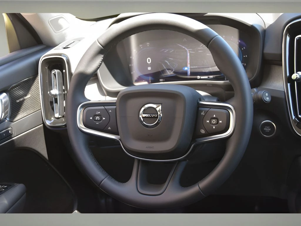 2025 Volvo - image 13