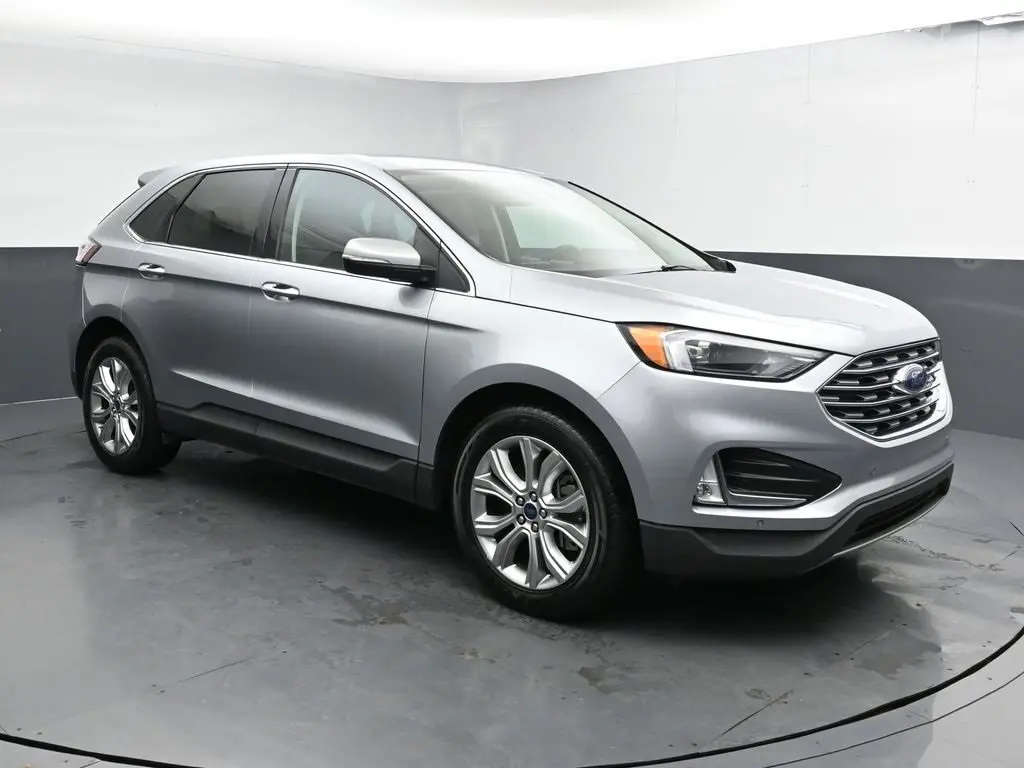 2022 Ford Edge Titanium photo 2