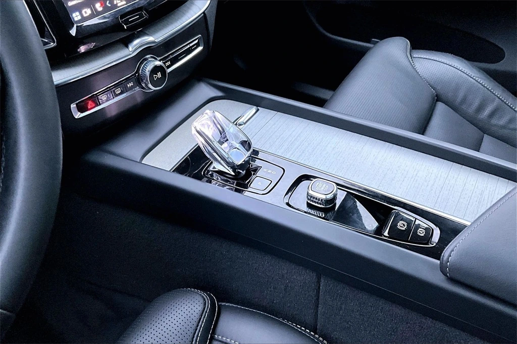 2025 Volvo - image 18