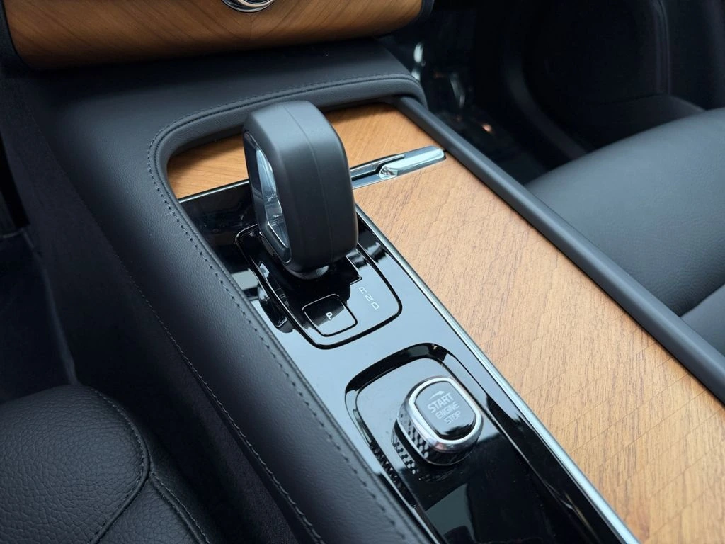 2025 Volvo - image 24