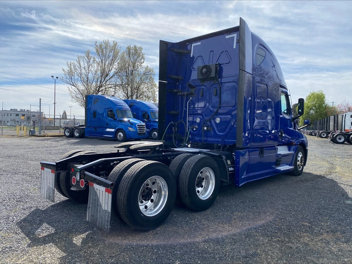 2022 Freightliner Cascadia - image 5