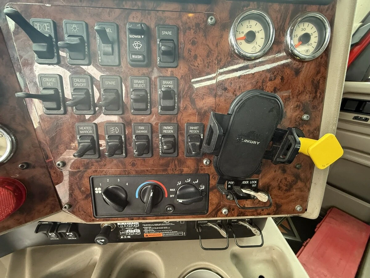 2016 International - image 18