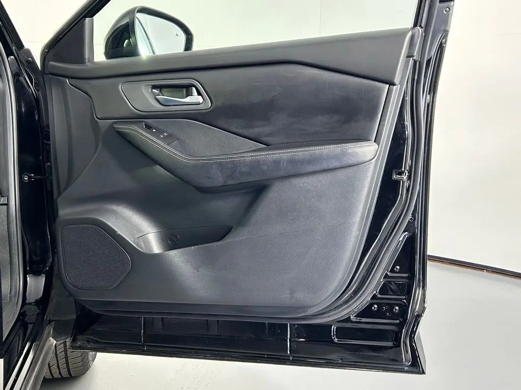 2024 Nissan Rogue SV photo 9