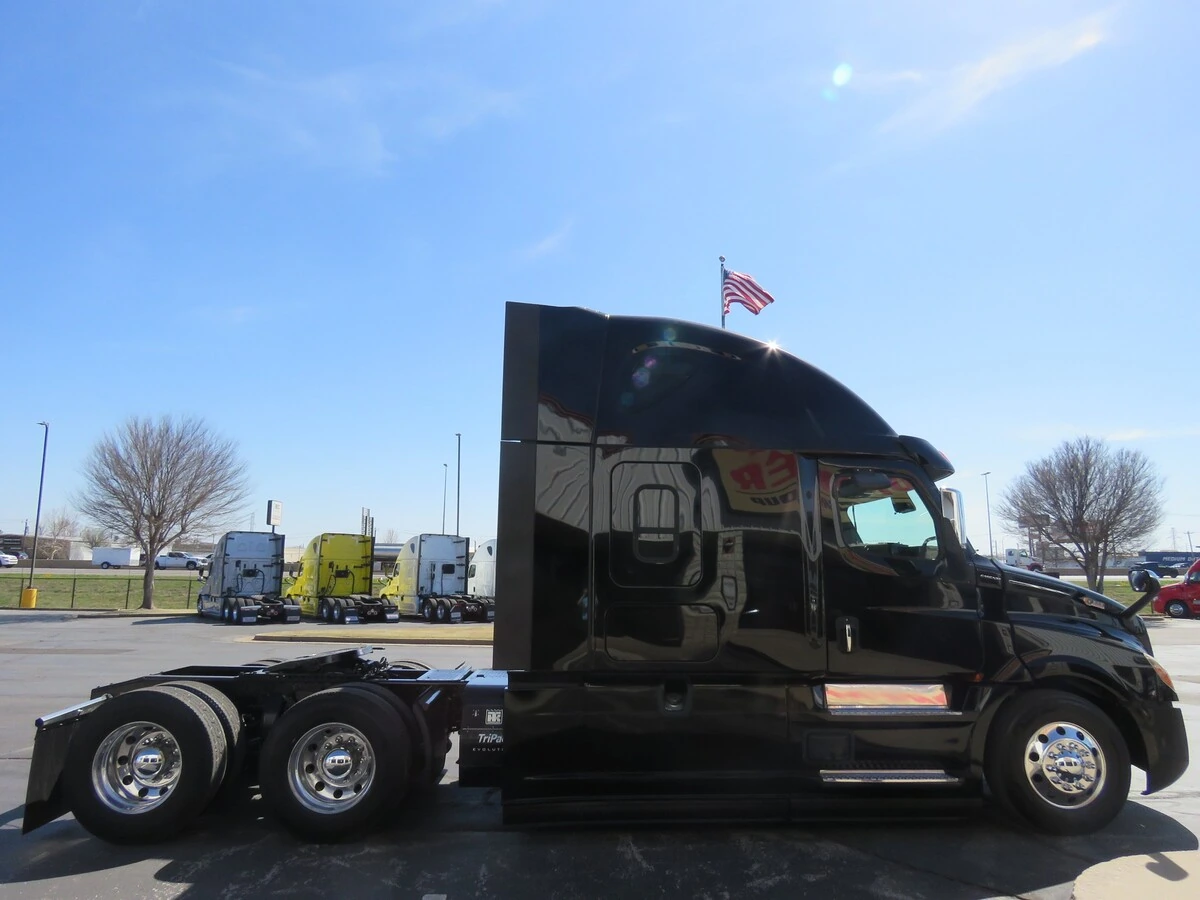 2022 Freightliner Cascadia - image 9