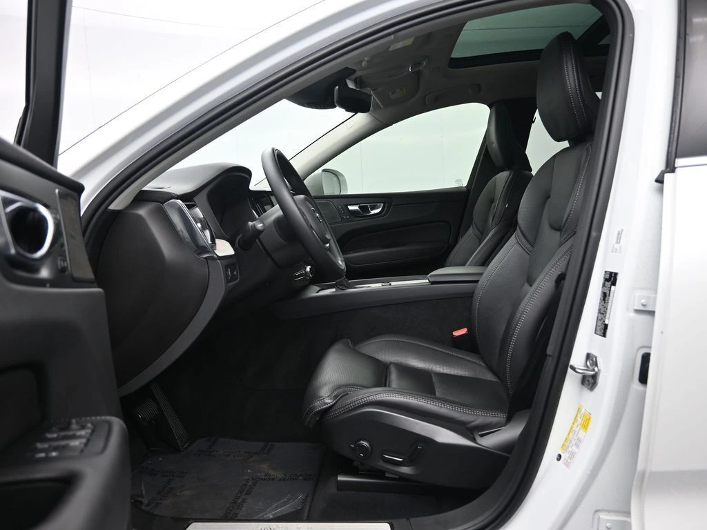 2020 Volvo - image 28